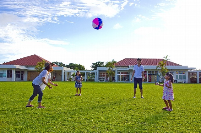 緑じゅうたん芝の広場で、ボール遊びも楽しめます。